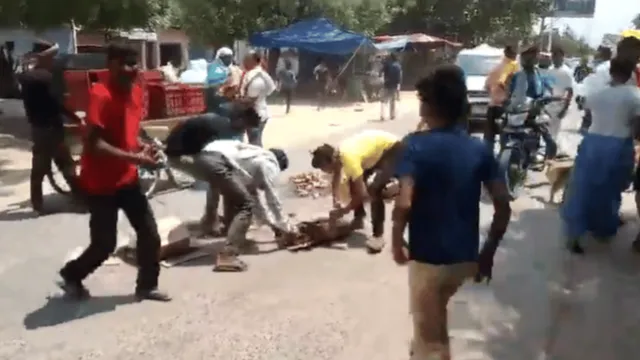 agra-viral-video-people-loot-liquor-bottles-and-cans-that-fell-from-delivery-vehicle-on-busy-road-internet-snaps-at-looters